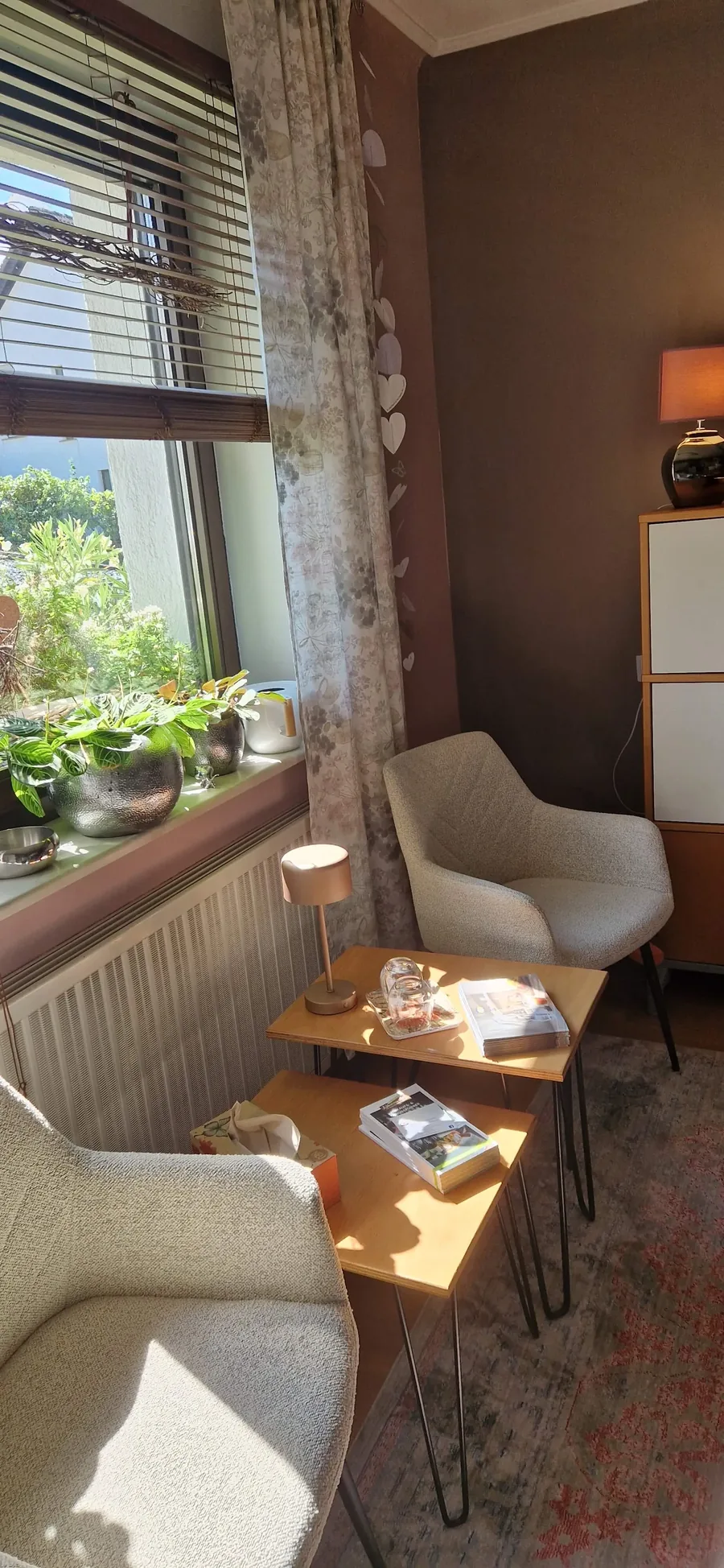 Sitzecke am Fenster mit zwei Sesseln